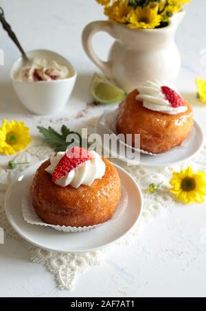 Concept de cuisine italienne. Babà al-Rhum Rhum napolitain. Vue de dessus de la pâte sucrée faite de baigné dans le rhum. Banque D'Images