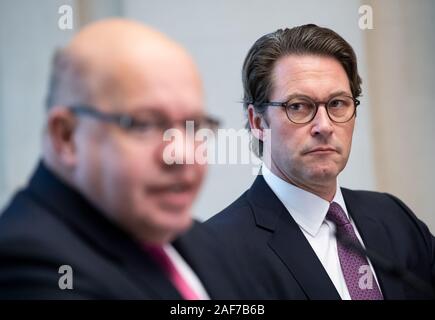 13 décembre 2019, Berlin : Peter Altmaier (l, CDU), Ministre fédéral de l'économie et de l'énergie, et Andreas Scheuer (CSU), Ministre fédéral des Transports et de l'infrastructure numérique, commentaire sur l'expansion du réseau d'établissements pour les voitures électriques dans le ministère fédéral de l'économie à l'occasion de la réunion au sommet. Dans le cadre de la campagne de mobilité concerté', le ministère de l'économie et des Transports, avec le soutien de la plate-forme nationale pour l'avenir de la mobilité, a élaboré le Plan directeur de l'infrastructure de recharge. Elle prévoit des mesures pour une infrastructure de charge jusqu'à 10 Banque D'Images