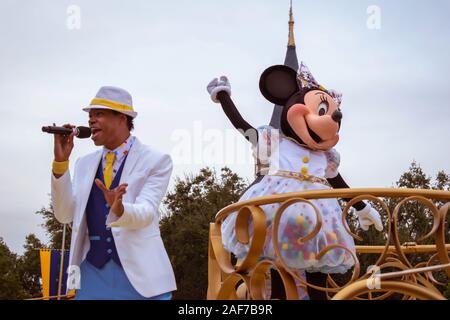 Orlando, Floride. Décembre 05, 2019 . Minnie et danseuse dans le déplacer ! Shake It ! Il MousekeDance ! Street Party at Magic Kingdom Banque D'Images