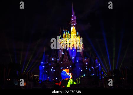 Orlando, Floride. 15 novembre 2019 Château de Cendrillon coloré et lumineux dans l'une était une fois Show à Magic Kingdom Banque D'Images