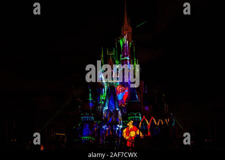 Orlando, Floride. 15 novembre 2019 Château de Cendrillon coloré et lumineux dans l'une était une fois Show à Magic Kingdom Banque D'Images