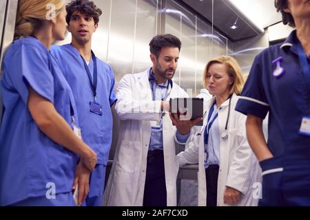 L'équipe médicale à l'hôpital pour effectuer l'opération sur l'élévateur Banque D'Images