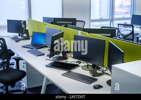 Les écrans d'ordinateur en milieu de travail Banque D'Images