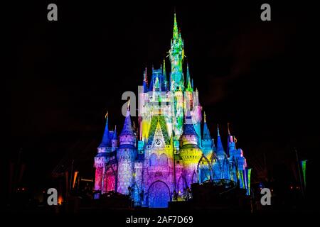 Orlando, Floride. 15 novembre 2019 Château de Cendrillon coloré et lumineux dans l'une était une fois Show à Magic Kingdom Banque D'Images