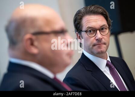 13 décembre 2019, Berlin : Peter Altmaier (l, CDU), Ministre fédéral de l'économie et de l'énergie, et Andreas Scheuer (CSU), Ministre fédéral des Transports et de l'infrastructure numérique, commentaire sur l'expansion du réseau d'établissements pour les voitures électriques dans le ministère fédéral de l'économie à l'occasion de la réunion au sommet. Dans le cadre de la campagne de mobilité concerté', le ministère de l'économie et des Transports, avec le soutien de la plate-forme nationale pour l'avenir de la mobilité, a élaboré le Plan directeur de l'infrastructure de recharge. Elle prévoit des mesures pour une infrastructure de charge jusqu'à 10 Banque D'Images