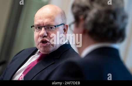 13 décembre 2019, Berlin : Peter Altmaier (l, CDU), Ministre fédéral de l'économie et de l'énergie, et Andreas Scheuer (CSU), Ministre fédéral des Transports et de l'infrastructure numérique, commentaire sur l'expansion du réseau d'établissements pour les voitures électriques dans le ministère fédéral de l'économie à l'occasion de la réunion au sommet. Dans le cadre de la campagne de mobilité concerté', le ministère de l'économie et des Transports, avec le soutien de la plate-forme nationale pour l'avenir de la mobilité, a élaboré le Plan directeur de l'infrastructure de recharge. Elle prévoit des mesures pour une infrastructure de charge jusqu'à 10 Banque D'Images