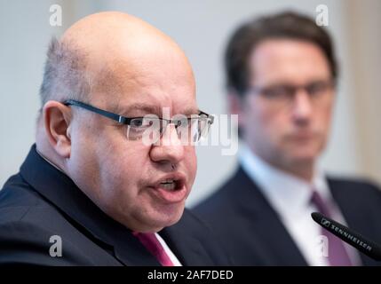 13 décembre 2019, Berlin : Peter Altmaier (l, CDU), Ministre fédéral de l'économie et de l'énergie, et Andreas Scheuer (CSU), Ministre fédéral des Transports et de l'infrastructure numérique, commentaire sur l'expansion du réseau d'établissements pour les voitures électriques dans le ministère fédéral de l'économie à l'occasion de la réunion au sommet. Dans le cadre de la campagne de mobilité concerté', le ministère de l'économie et des Transports, avec le soutien de la plate-forme nationale pour l'avenir de la mobilité, a élaboré le Plan directeur de l'infrastructure de recharge. Elle prévoit des mesures pour une infrastructure de charge jusqu'à 10 Banque D'Images