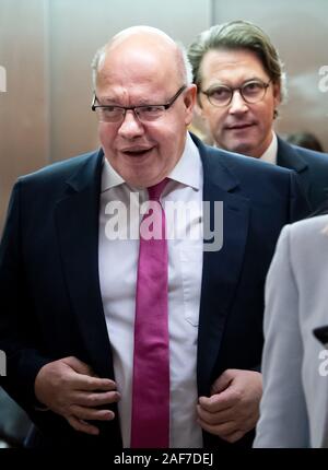 13 décembre 2019, Berlin : Peter Altmaier (l, CDU), Ministre fédéral de l'économie et de l'énergie, et Andreas Scheuer (CSU), Ministre fédéral des Transports et de l'infrastructure numérique, venez à une déclaration à l'occasion de la réunion de haut sur l'expansion du réseau d'établissements pour les voitures électriques dans le ministère fédéral de l'économie. Dans le cadre de la campagne de mobilité concerté', le ministère de l'économie et des Transports, avec le soutien de la plate-forme nationale pour l'avenir de la mobilité, a élaboré le Plan directeur de l'infrastructure de recharge. Elle prévoit des mesures pour une infrastructure de recharge pour Banque D'Images