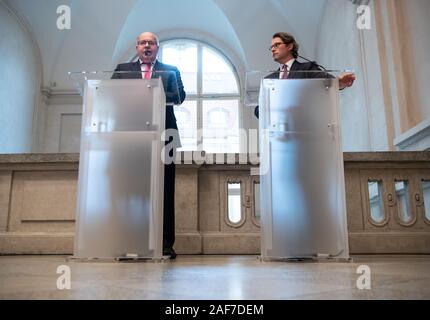 13 décembre 2019, Berlin : Peter Altmaier (l, CDU), Ministre fédéral de l'économie et de l'énergie, et Andreas Scheuer (CSU), Ministre fédéral des Transports et de l'infrastructure numérique, commentaire sur l'expansion du réseau d'établissements pour les voitures électriques dans le ministère fédéral de l'économie à l'occasion de la réunion au sommet. Dans le cadre de la campagne de mobilité concerté', le ministère de l'économie et des Transports, avec le soutien de la plate-forme nationale pour l'avenir de la mobilité, a élaboré le Plan directeur de l'infrastructure de recharge. Elle prévoit des mesures pour une infrastructure de charge jusqu'à 10 Banque D'Images