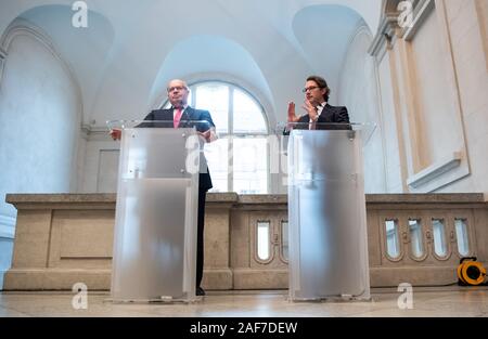 13 décembre 2019, Berlin : Peter Altmaier (l, CDU), Ministre fédéral de l'économie et de l'énergie, et Andreas Scheuer (CSU), Ministre fédéral des Transports et de l'infrastructure numérique, commentaire sur l'expansion du réseau d'établissements pour les voitures électriques dans le ministère fédéral de l'économie à l'occasion de la réunion au sommet. Dans le cadre de la campagne de mobilité concerté', le ministère de l'économie et des Transports, avec le soutien de la plate-forme nationale pour l'avenir de la mobilité, a élaboré le Plan directeur de l'infrastructure de recharge. Elle prévoit des mesures pour une infrastructure de charge jusqu'à 10 Banque D'Images