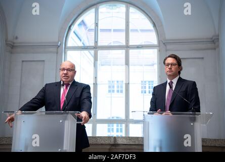 13 décembre 2019, Berlin : Peter Altmaier (l, CDU), Ministre fédéral de l'économie et de l'énergie, et Andreas Scheuer (CSU), Ministre fédéral des Transports et de l'infrastructure numérique, commentaire sur l'expansion du réseau d'établissements pour les voitures électriques dans le ministère fédéral de l'économie à l'occasion de la réunion au sommet. Dans le cadre de la campagne de mobilité concerté', le ministère de l'économie et des Transports, avec le soutien de la plate-forme nationale pour l'avenir de la mobilité, a élaboré le Plan directeur de l'infrastructure de recharge. Elle prévoit des mesures pour une infrastructure de charge jusqu'à 10 Banque D'Images