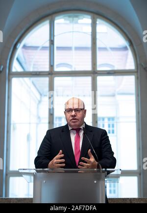 13 décembre 2019, Berlin : Peter Altmaier (CDU), Ministre fédéral de l'économie et de l'Énergie, des commentaires à l'occasion de la réunion de haut sur l'expansion du réseau d'établissements pour les voitures électriques dans le ministère fédéral de l'économie. Dans le cadre de la campagne de mobilité concerté', le ministère de l'économie et des Transports, avec le soutien de la plate-forme nationale pour l'avenir de la mobilité, a élaboré le Plan directeur de l'infrastructure de recharge. Elle prévoit des mesures pour une infrastructure de charge jusqu'à 10 millions de véhicules électriques en 2030. Photo : Bernd von Jutrczenka/dpa Banque D'Images