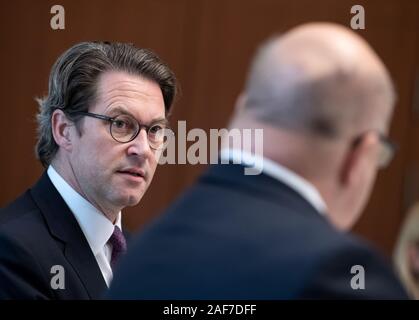 13 décembre 2019, Berlin : Peter Altmaier (r, CDU), Ministre fédéral de l'économie et de l'énergie, et Andreas Scheuer (CSU), Ministre fédéral des Transports et de l'infrastructure numérique, commentaire sur l'expansion du réseau d'établissements pour les voitures électriques dans le ministère fédéral de l'économie à l'occasion de la réunion au sommet. Dans le cadre de la campagne de mobilité concerté', le ministère de l'économie et des Transports, avec le soutien de la plate-forme nationale pour l'avenir de la mobilité, a élaboré le Plan directeur de l'infrastructure de recharge. Elle prévoit des mesures pour une infrastructure de charge jusqu'à 10 Banque D'Images