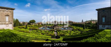 Vue panoramique de la Villa Lante, un beau jardin avec des cascades, des fontaines et des haies taillées Banque D'Images