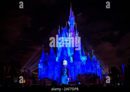 Orlando, Floride. 15 novembre 2019 Château de Cendrillon coloré et lumineux dans l'une était une fois Show à Magic Kingdom Banque D'Images