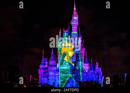 Orlando, Floride. 15 novembre 2019 Château de Cendrillon coloré et lumineux dans l'une était une fois Show à Magic Kingdom Banque D'Images