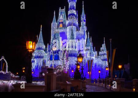 Orlando, Floride. Le 15 novembre 2019. Belle vue sur le Château de Cendrillon éclairé à Magic Kingdom Banque D'Images