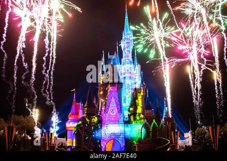 Orlando, Floride. Le 15 novembre 2019 et d'artifice spectaculaires Cendrillon colorés dans un château à la fois montrer à Magic Kingdom Banque D'Images