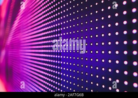 Couleur lumineuse LED bleu mur avec motif rose - close up contexte Banque D'Images