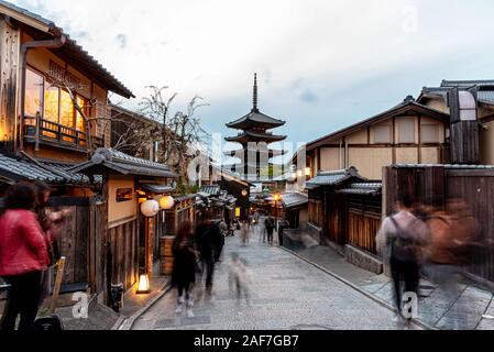 Avril, 13. 2019 : Les gens de Sannen Zaka rue avec la Pagode Yasaka sur l'arrière-plan au crépuscule. Kyoto, Japon Banque D'Images