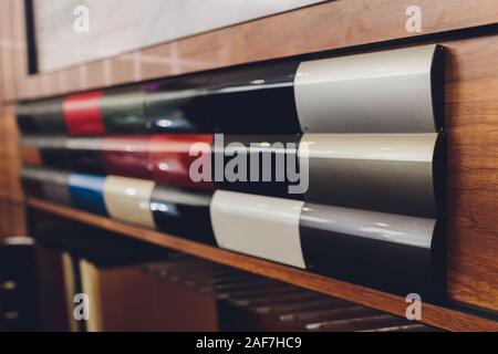 Diverses variantes de peinture sur corps pour les voitures dans le showroom automobile Banque D'Images