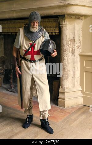 Chevalier croisé médiéval authentique en costume avec casque, cotte de maille et l'épée Banque D'Images