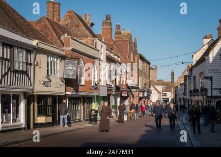 Les touristes et visiteurs de la rue Preston, dans la ville médiévale de Faversham, Kent, UK Banque D'Images