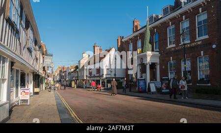 Les touristes et visiteurs de la rue Preston, dans la ville médiévale de Faversham, Kent, UK Banque D'Images