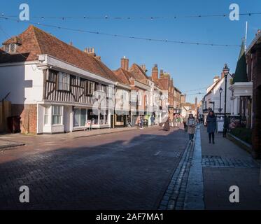 Les touristes et visiteurs de la rue Preston, dans la ville médiévale de Faversham, Kent, UK Banque D'Images