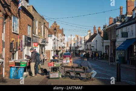 Les touristes et visiteurs de la rue Preston, dans la ville médiévale de Faversham, Kent, UK Banque D'Images