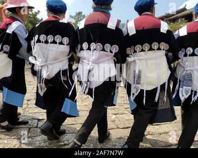 16 mars 2019 : Les femmes danser en costume traditionnel de l'ethnie Naxi dans la rue. Lijiang, Chine Banque D'Images