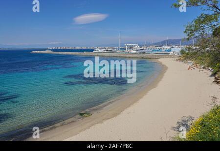 Espagne Costa Brava Beach Méditerranée, à l'eau claire, de la ville de Roses, Platja Dels Palangrers, Catalogne, Alt Emporda Banque D'Images