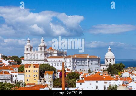 Lisbonne, Portugal : vue depuis le Miradouro do Recolhimento de vue de l'Alfama, le plus ancien quartier de Lisbonne avec l'église du xviie siècle et le mon Banque D'Images