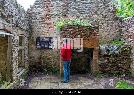 L'une des maisons en ruines, sans toit maintenant lentement et en cours de récupération par la nature dans le village abandonné de Tyneham, Dorset, England, UK Banque D'Images