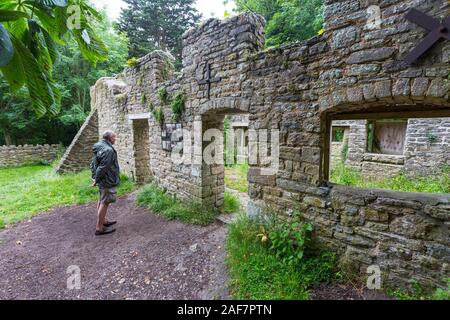 L'une des maisons en ruines, sans toit maintenant lentement et en cours de récupération par la nature dans le village abandonné de Tyneham, Dorset, England, UK Banque D'Images