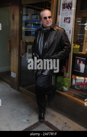 ***PHOTO*** L'acteur Danny Aiello est décédé à 86. Patsy's Italian Restaurant rend hommage à Frank Sinatra à l'avance de son 95e anniversaire avec Joan Hambourg et Danny Aiello dans la ville de New York. Le 10 décembre 2010. Crédit : Dennis Van Tine/MediaPunch Banque D'Images