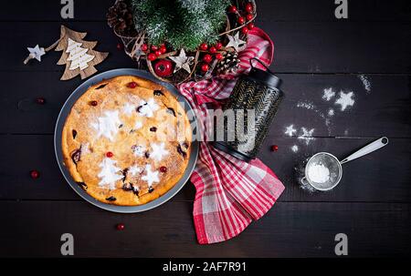 Gâteau aux fruits pudding de Noël, sur le tableau noir. Vue de dessus, les frais généraux, l'espace de copie. Banque D'Images