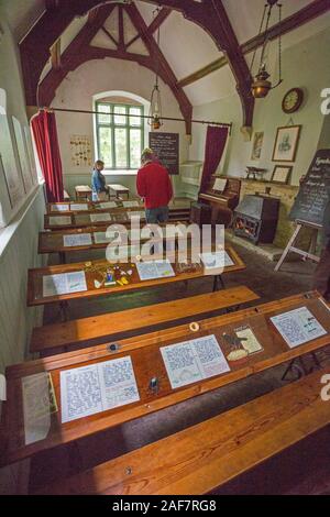La classe d'intérieur a été préservé et des exemples de travail des élèves peuvent encore être examiné dans le village abandonné de Tyneham, Dorset, England, UK Banque D'Images