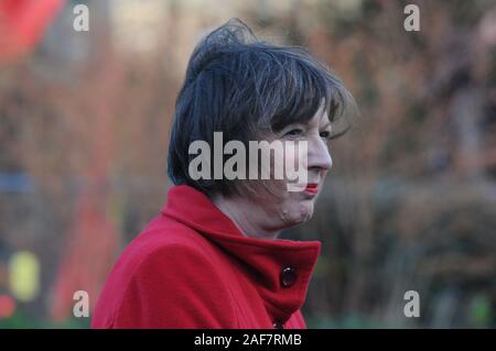 Londres, Royaume-Uni, 13 Frances Lorraine O'Grady le Secrétaire général de la British Trades Union Congress, la première femme à occuper le poste. Décembre 2019 Les politiciens sur College Green en face du Parlement pour rencontrer les médias pour commenter l'élection. Credit : Johnny Armstead/Alamy Live News Banque D'Images