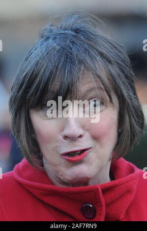 Londres, Royaume-Uni, 13 Frances Lorraine O'Grady le Secrétaire général de la British Trades Union Congress, la première femme à occuper le poste. Décembre 2019 Les politiciens sur College Green en face du Parlement pour rencontrer les médias pour commenter l'élection. Credit : Johnny Armstead/Alamy Live News Banque D'Images