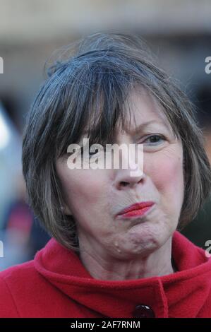 Londres, Royaume-Uni, 13 Frances Lorraine O'Grady le Secrétaire général de la British Trades Union Congress, la première femme à occuper le poste. Décembre 2019 Les politiciens sur College Green en face du Parlement pour rencontrer les médias pour commenter l'élection. Credit : Johnny Armstead/Alamy Live News Banque D'Images