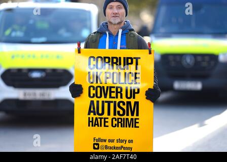 Londres, Royaume-Uni. 13 décembre 2019. Le mari d'autistes Penny Bracken campagnes en face de cars de police à Westminster pour tous les policiers d'avoir l'autisme formation après une attaque violente contre leur fils autiste Crédit : PjrFoto Harry/Alamy Live News Banque D'Images