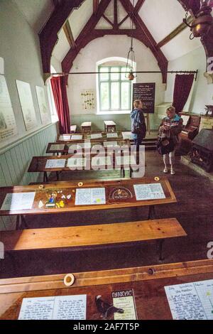 La classe d'intérieur a été préservé et des exemples de travail des élèves peuvent encore être examiné dans le village abandonné de Tyneham, Dorset, England, UK Banque D'Images