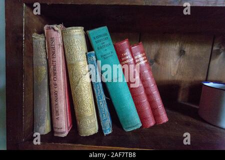 Des étagères dans la classe contenant des messages non lus livres conservés depuis les années 30 dans le village abandonné de Tyneham, Dorset, England, UK Banque D'Images