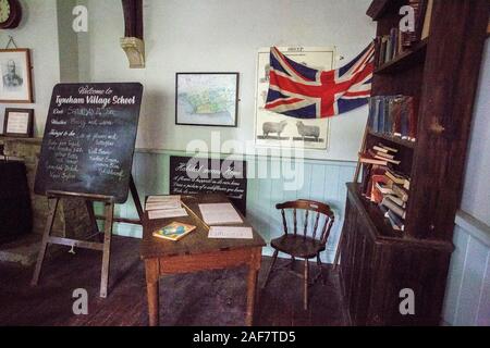 La classe d'intérieur a été préservé et des exemples de travail des élèves peuvent encore être examiné dans le village abandonné de Tyneham, Dorset, England, UK Banque D'Images