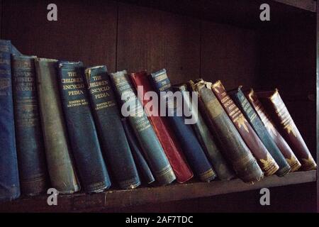 Des étagères dans la classe contenant des messages non lus livres conservés depuis les années 30 dans le village abandonné de Tyneham, Dorset, England, UK Banque D'Images