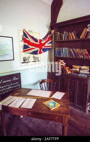 La classe d'intérieur a été préservé et des exemples de travail des élèves peuvent encore être examiné dans le village abandonné de Tyneham, Dorset, England, UK Banque D'Images