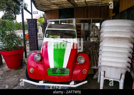 Vue hors-saison d'un snack-Pizzeria, Pyrénées-Atlantiques, France Banque D'Images