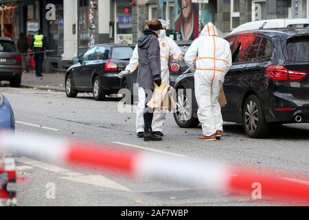 13 décembre 2019, Hambourg : les enquêteurs dans les combinaisons de protection blanc traces sécurisé sur un véhicule qui avait été endommagé lors de l'attaque de l'intérieur de la voiture de sénateur. La voiture de Sénateur Grote avait été jeté des pierres et des contenants de peinture dans la matinée. L'Office de la sûreté de l'État a ouvert l'enquête. Photo : afp/Marques de Bodo Banque D'Images