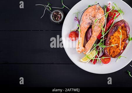 L'alimentation saine : saumon au four et pommes de terre et légumes. Vue de dessus , frais généraux. Menu de régime. Copy space Banque D'Images